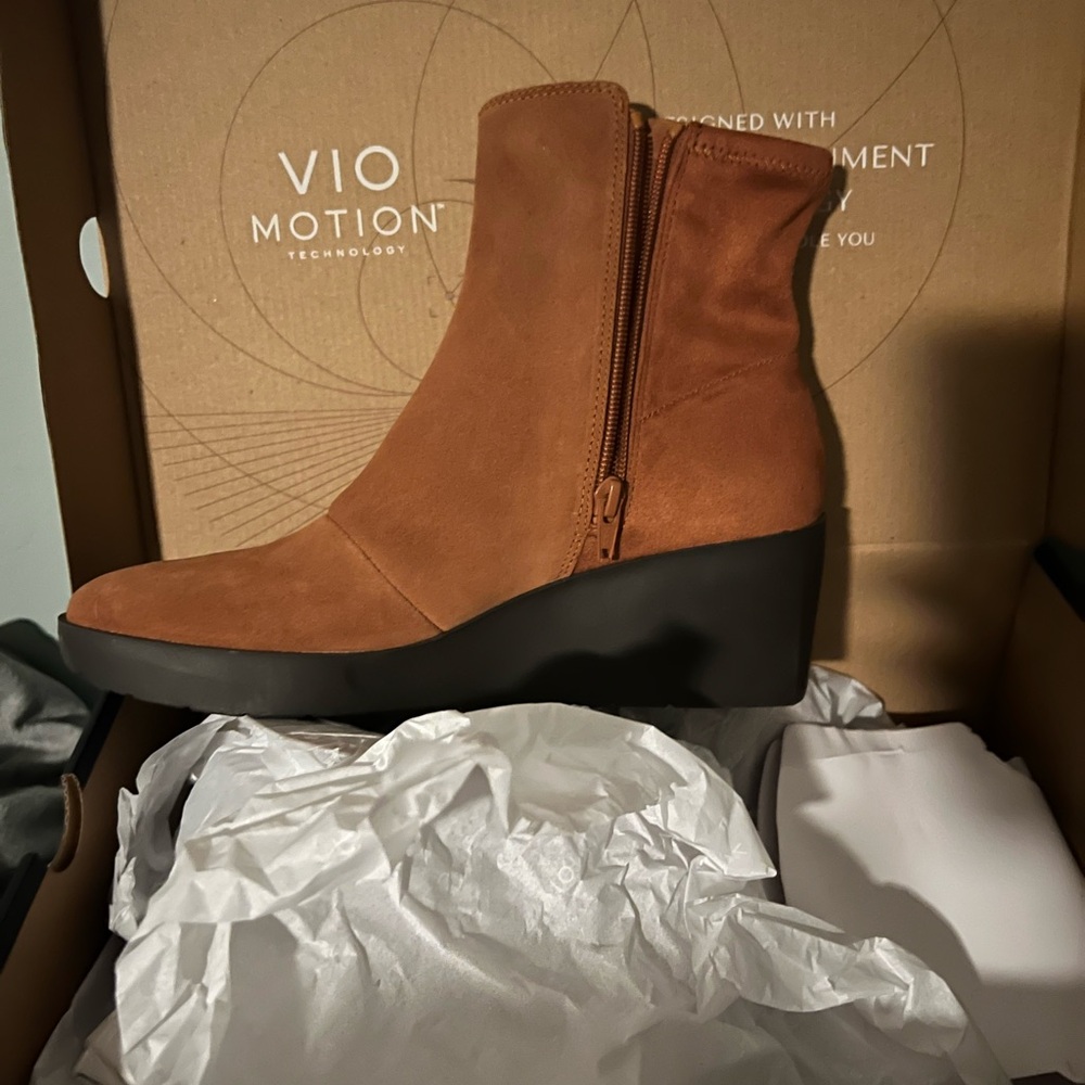 Vionic Skylar Wedge Tan Suede Ankle Boots NIB Size 9